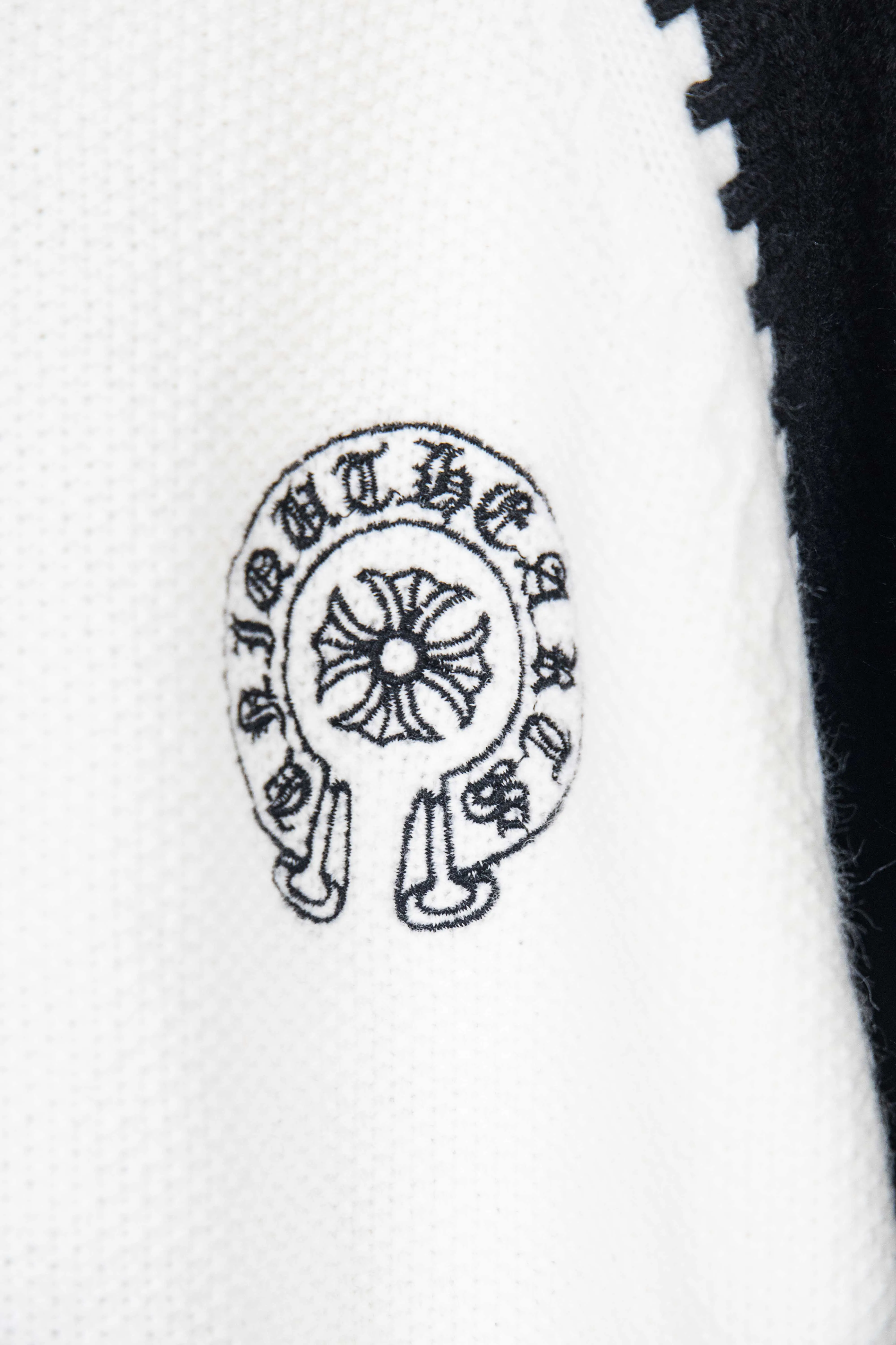 P290 ChromeHearts popular Chrome Hearts CH Sanskrit horseshoe cross embroidery pullover round neck raglan sleeve sweater. Contrast color splicing raglan round neck knitted sweater, unique knitting texture, soft and skin-friendly, classic pattern embroidery on the front and back. Retro chic. The contrasting color raglan sleeve design and the thick stitching craftsmanship at the joints make it look great when worn alone or layered! The fit is loose and slimming! Fashionable patchwork colored sweater, colorfully intertwined, with clear layers, warm and slimming. Whether worn alone or layered, you can easily control various styles and show your personal charm. The raglan sleeves are shoulder-width in contrasting colors and have ultra-detailed embroidery on the front and back, giving it a casual street feel. It looks great when worn alone! The sleeves are designed with contrasting colors and seams, and the round neck style reveals the neck and flatters the face shape! Wool blend knitted fabric, soft, comfortable and warm to the touch. Contrasting color design➕Loose fit, not flattering on your body shape and slimming, not to mention how easy it is to wear! Basic, versatile and fashionable classic! Black and white are versatile! Black and gray high-end! Couples get involved!  Color: black and white/black gray Size: S~M~L